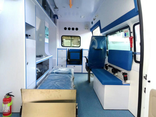 國(guó)六福特新世代V348短軸中頂救護(hù)車(chē)